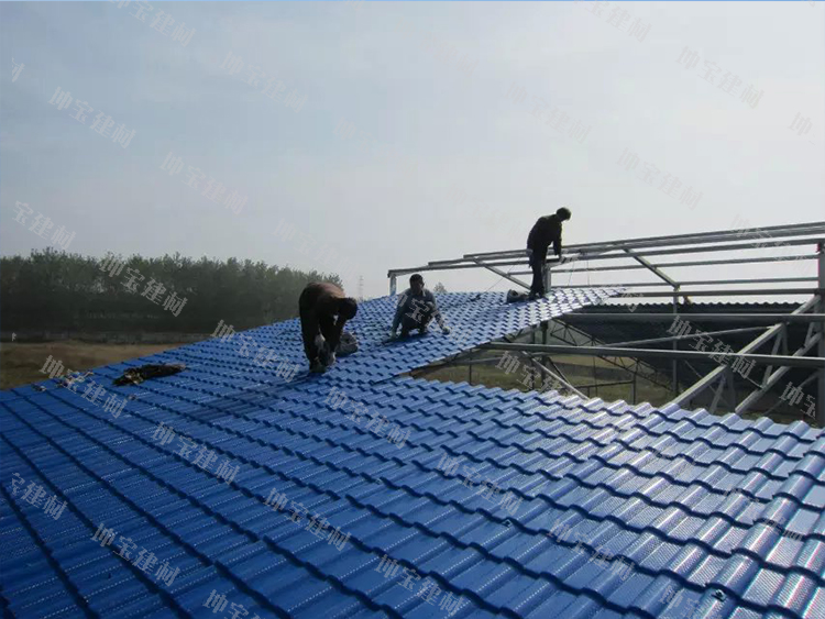 伊犁奶牛養(yǎng)殖場屋面防火防腐蝕使用秸稈瓦案例(圖2) 秸稈瓦安裝圖