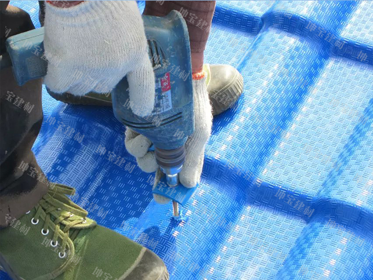 伊犁奶牛養(yǎng)殖場屋面防火防腐蝕使用秸稈瓦案例(圖4) 秸稈瓦安裝細節(jié)圖