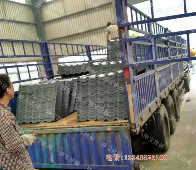 發貨通知:貴州袁總7000米深灰色樹脂瓦已發貨