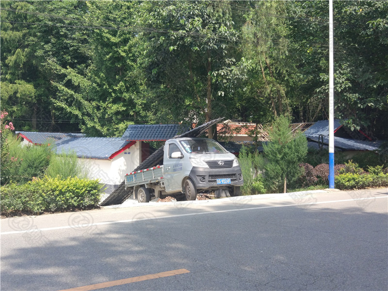 樹脂瓦師傅安裝中