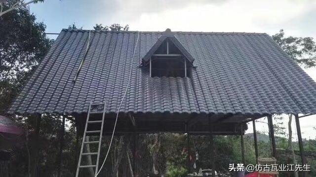 還在為舊房屋面翻新承重問(wèn)題考慮嗎？樹脂小青瓦幫你解決承重