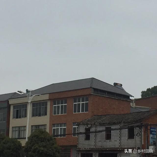農(nóng)村自建房坡屋頂，用琉璃瓦還是樹脂瓦？看看內(nèi)行人的經(jīng)驗分享