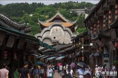 洛帶“藍頂”不再,一鍵美顏成青灰色樹脂瓦,古鎮容顏更尚。